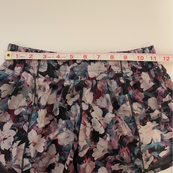 Lululemon Hotty Hot Short 2.5 Utopia Multi /Deep Phantom Size 4 Tall - Picture 3 of 14